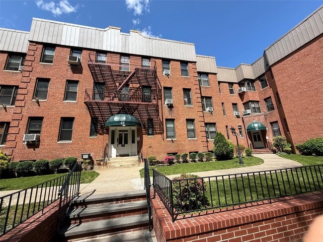 Primary Photo - 48 Parkway N