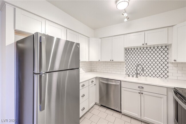 Building Photo - 3151 N Soaring Gulls Dr
