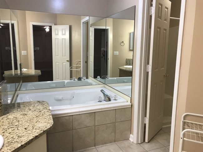 Building Photo - 979 Stewarts Creek Dr