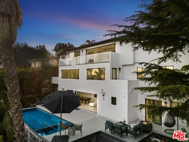 Building Photo - 2260 Maravilla Dr