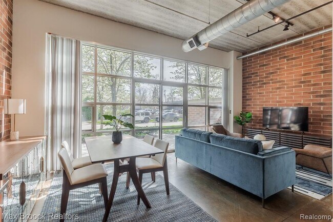 Building Photo - 333 E Parent Ave