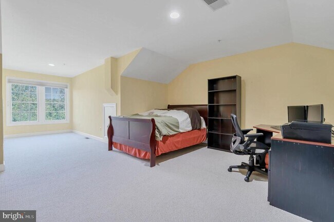 Building Photo - 12410 Meadow Field Dr