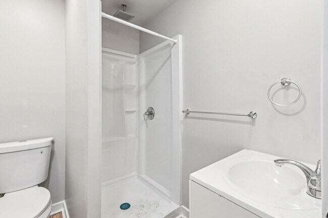 Building Photo - 2553 E Somerset St