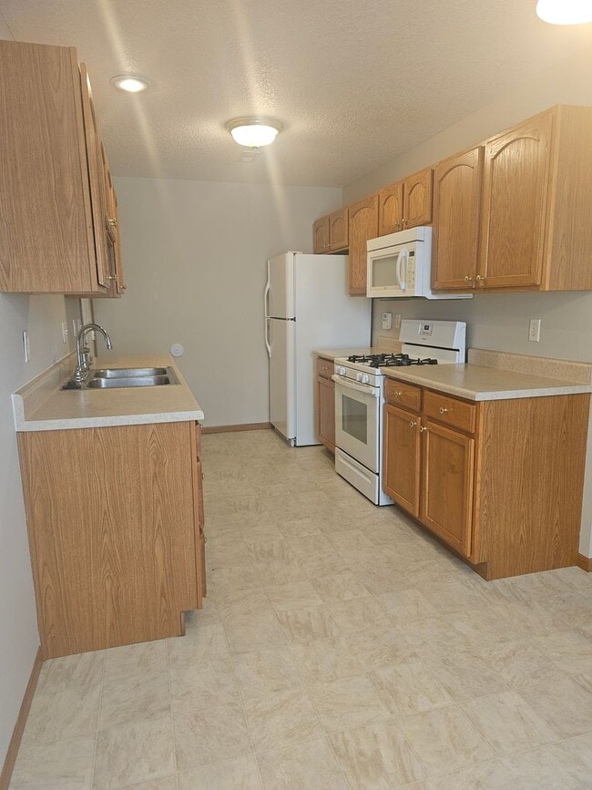 Building Photo - There is a $25 fee per application and eve...
