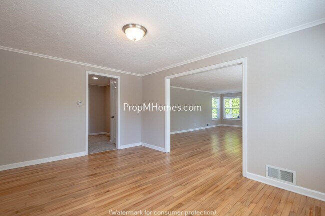 Building Photo - Updated Three Bedroom Home in Milwaukie - Large Fenced Yard! DEPOSIT SPECIAL