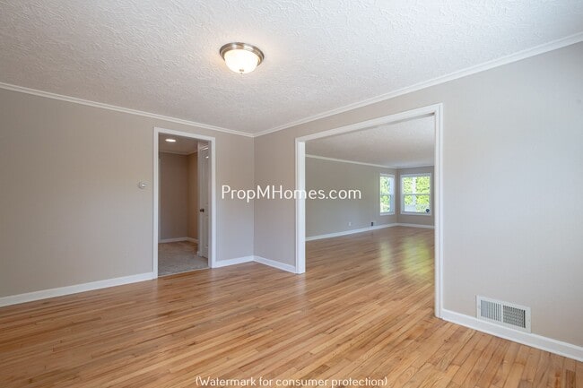 Building Photo - Updated Three Bedroom Home in Milwaukie Heights!