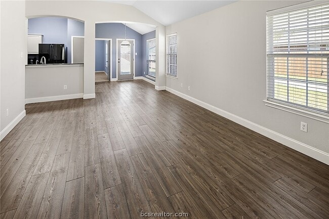 Building Photo - 916 Crested Point Dr