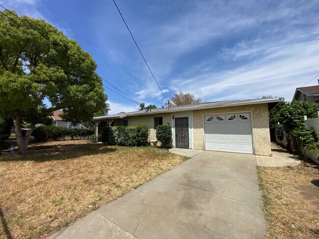 Building Photo - Cozy 3 Bedroom and 1 Bathroom in a good ar...