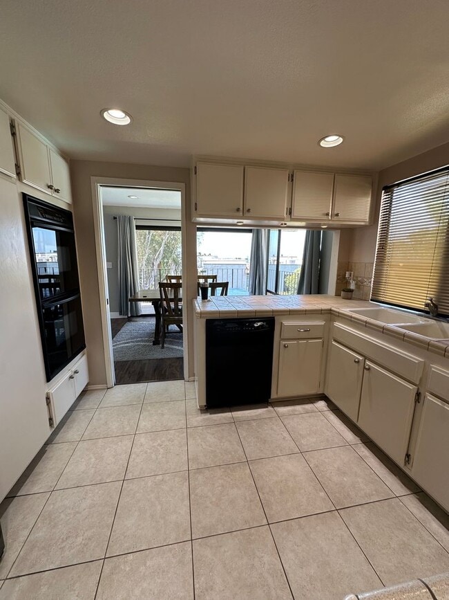 Building Photo - Huge 2 Bedroom 2 Bath Available For Immedi...