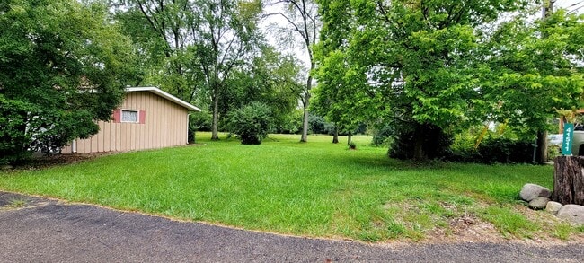 Building Photo - 41511 N Country Club Dr
