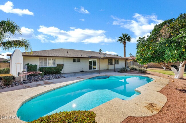 Building Photo - 8558 E Vía De Viva