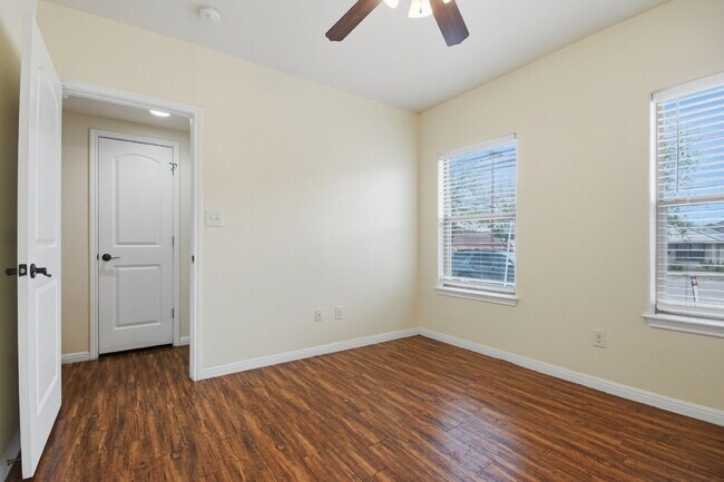 Building Photo - 302 W San Antonio St