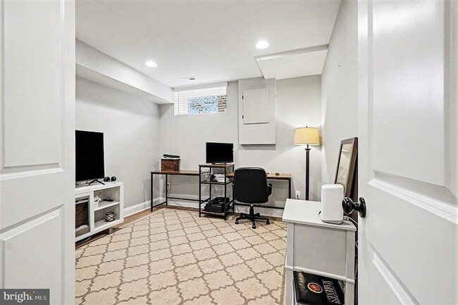 Building Photo - 443 S Robinson St