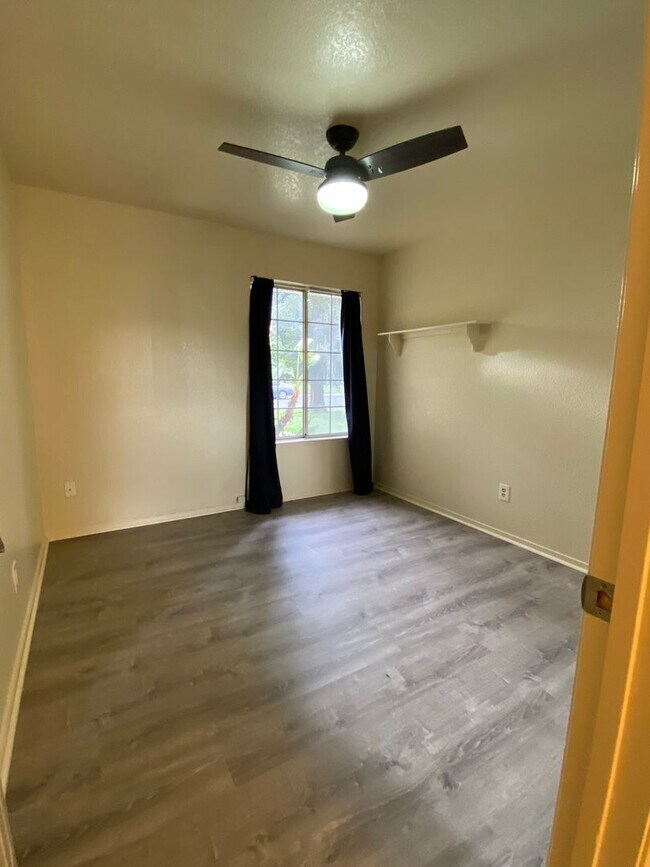 Building Photo - 6 MONTH LEASE - 3 Bedroom / 2 Bath Great C...