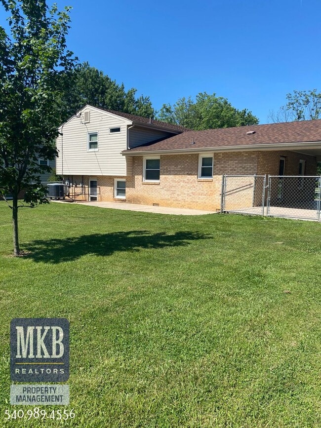 Building Photo - Beautiful 3 bedroom 2 bath home in Salem, VA