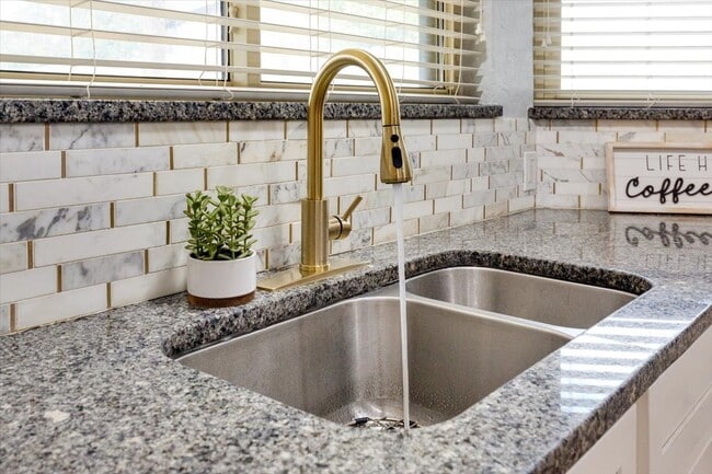 Building Photo - 2508 NE Turtle Creek Dr