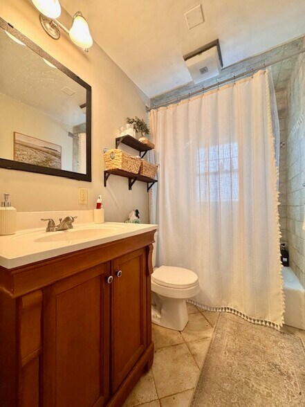 Building Photo - 896 Fellsway