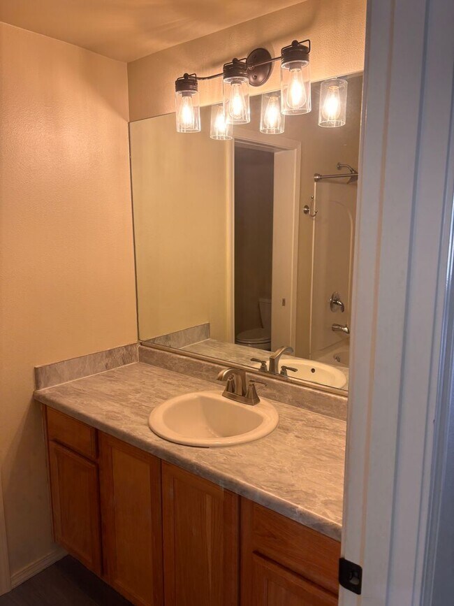 Building Photo - Fantastic 2 Bedroom Townhome!