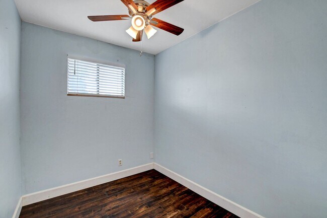 Building Photo - UNIQUE SINGLE FAMILY HOME! - No HOA, Car Lift, RV Parking and Nice Backyard