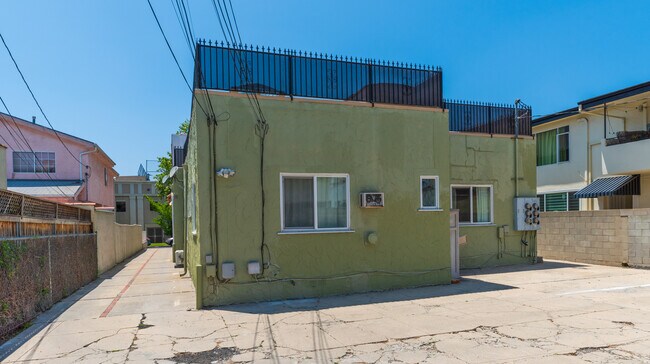 Building Photo - 606 Sycamore N Ave