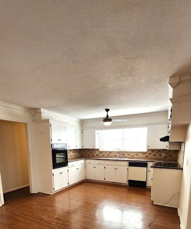 Building Photo - Beautiful 3 Bed 2 Bath Corner Lot