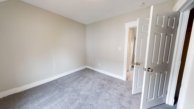 Building Photo - Madison/West Blvd neighborhood: 3 bedroom/...