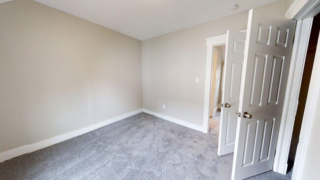 Building Photo - Madison/West Blvd neighborhood: 3 bedroom/1 bath single family home.