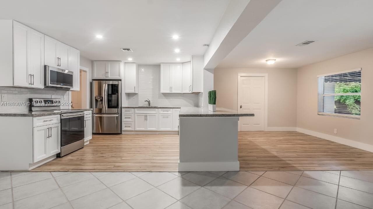 Building Photo - 740 Beachwood Ln