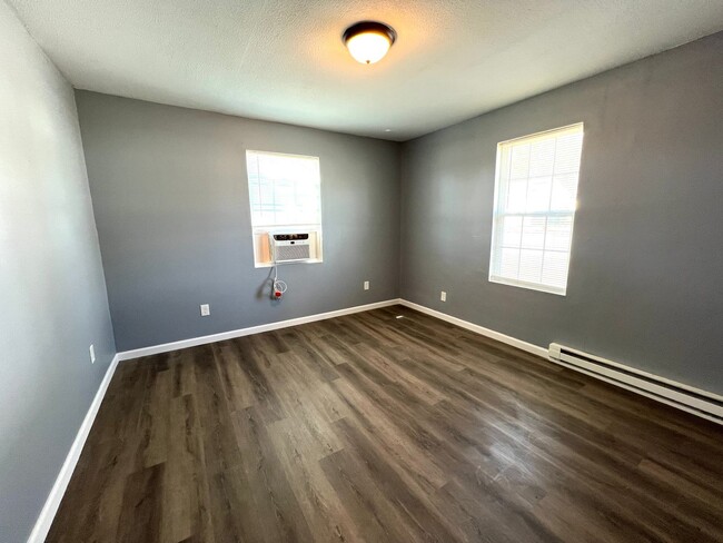 Building Photo - NEWLY RENOVATED AND MOVE-IN READY - EMPORI...