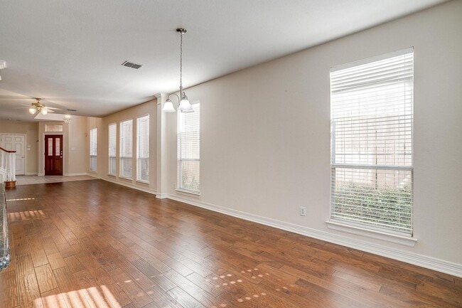 Building Photo - Amazing Town Home in Arlington Heights- West Fort Worth Living- 3 Bed, 2.5 Bath- 76107