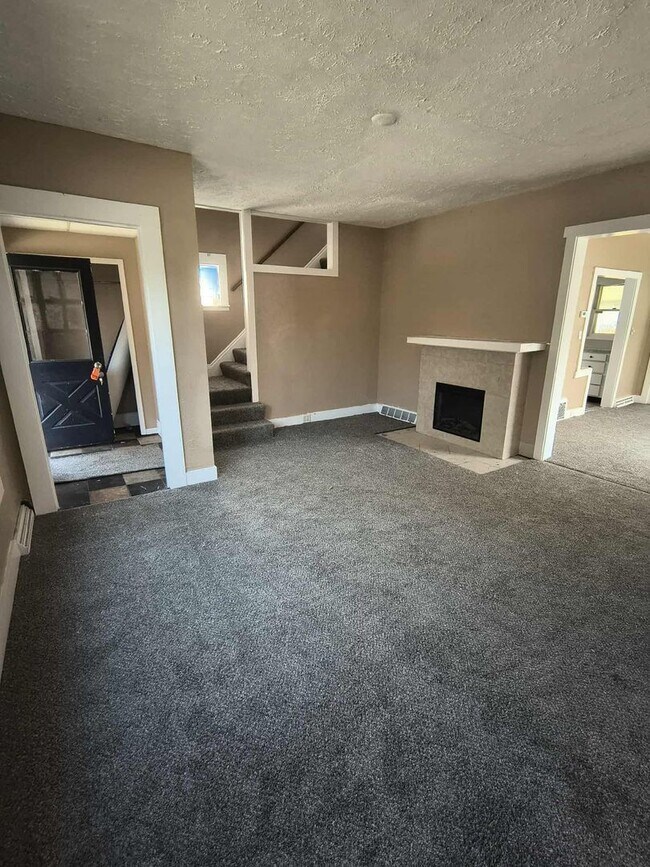 Building Photo - Cute 3 Bedroom Fully Renovated House in We...