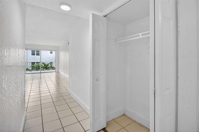 Building Photo - 500 NE 26th St