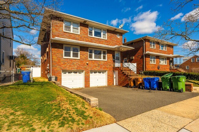 Building Photo - Large 3 Bedroom Apt + Private Office Space