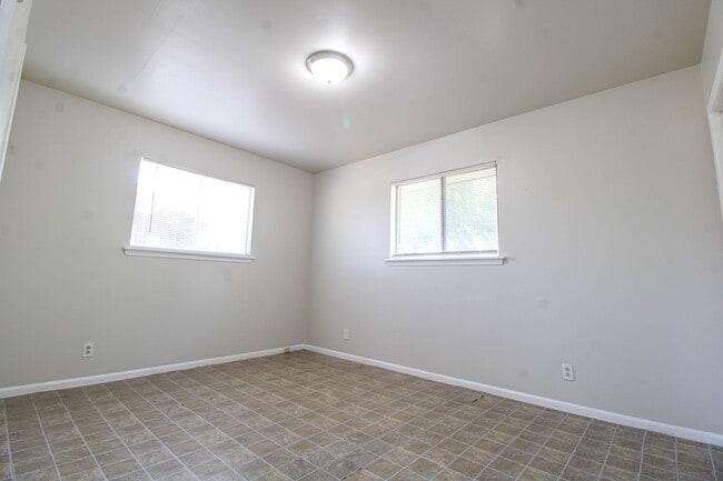 Building Photo - ********Move In Special- 1 Month Free off 1st FULL MONTH********