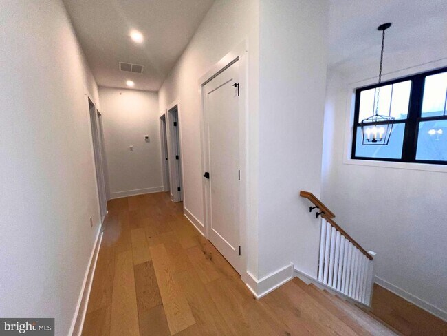 Building Photo - 986 Henry Ave