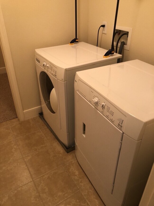 Building Photo - 4100 Blossom St