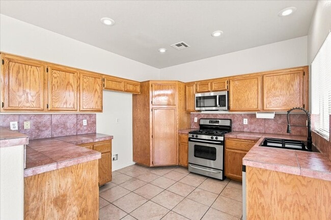 Building Photo - 2576 Silver Shadow Dr