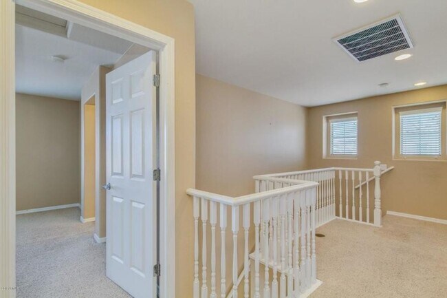 Building Photo - Charming 3 Bed + Den 2.5 Bath Home with 2 ...