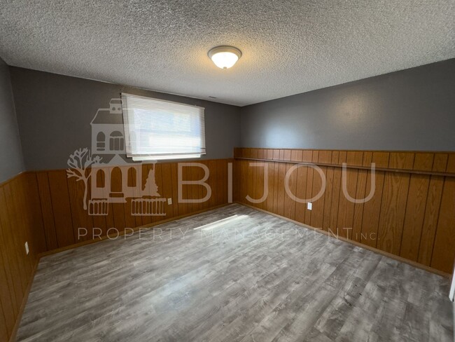 Building Photo - Large Main Level Living