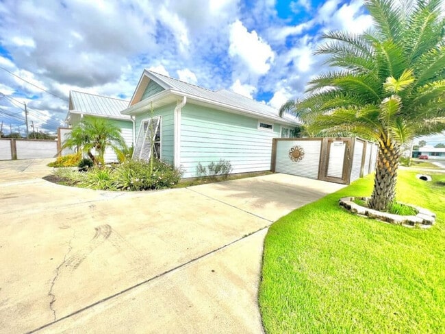 Building Photo - 5402 Pinetree Ave