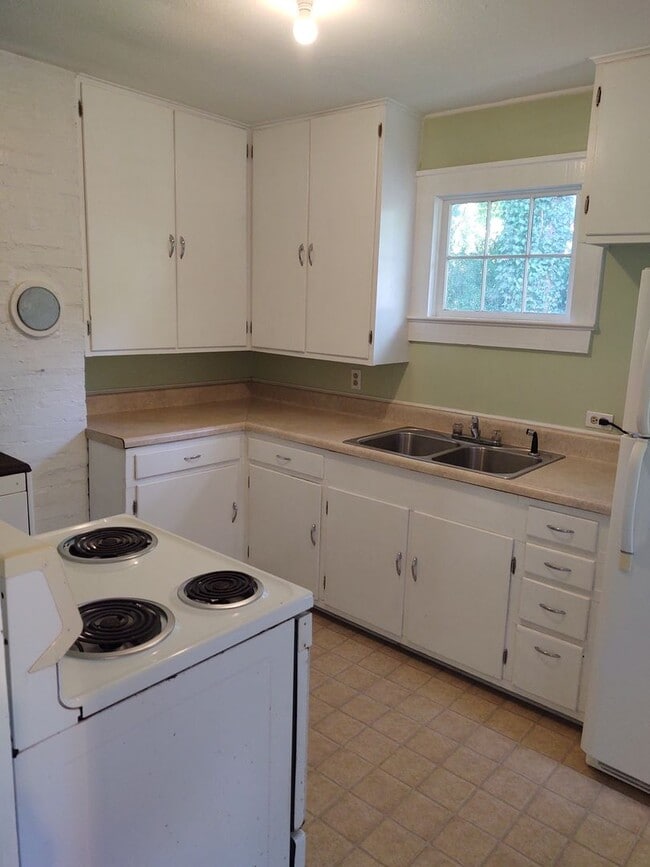 Building Photo - 1 Bedroom/1 Bath House with bonus office space on Fisher Creek in Sylva NC $1100 a month with a y...