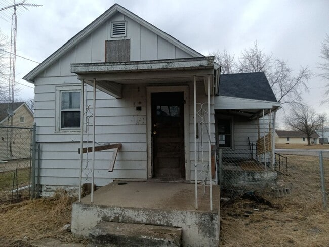 Building Photo - 313 S Dye St