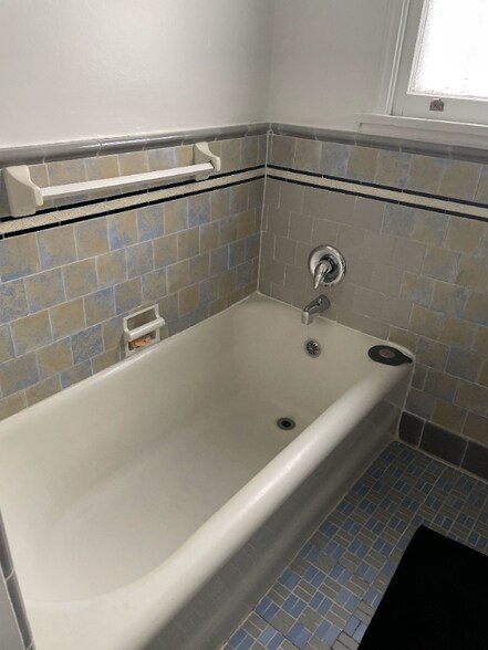 Building Photo - 420 S Detroit St