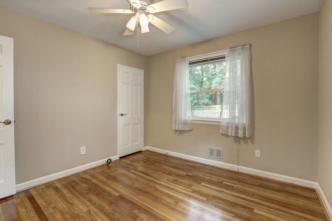 Building Photo - 3 Bed 2 Bath - Silver Spring Rambler - Upd...