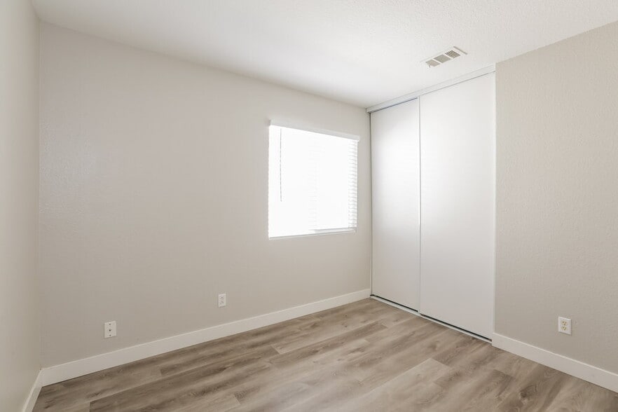 Building Photo - 1024 Sky Forest Dr