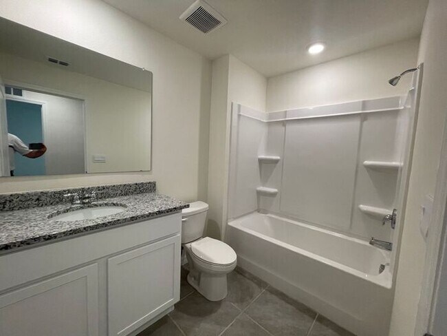 Building Photo - Beautiful 3 Bedroom 2.5 Bathroom Townhome in Windrose