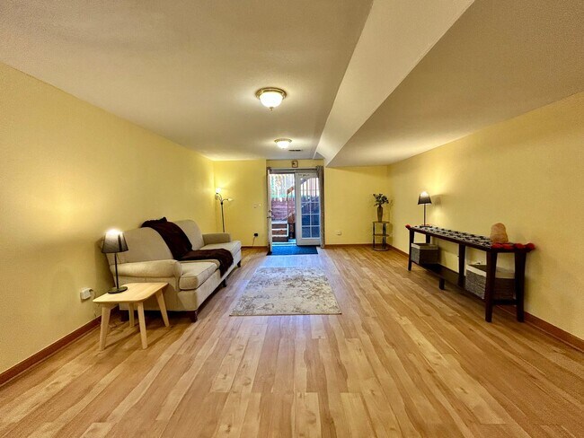 Building Photo - Spacious Garden-level Condo with Kitchenet...