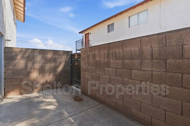 Building Photo - 860 E Brown Rd