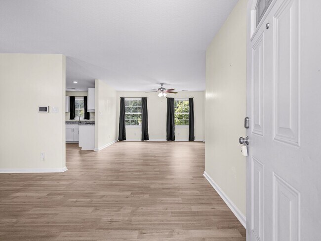 Building Photo - 103 Oakwood Ct