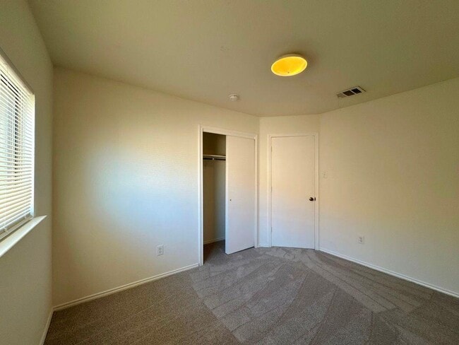 Building Photo - 2013 Rim Rock Dr